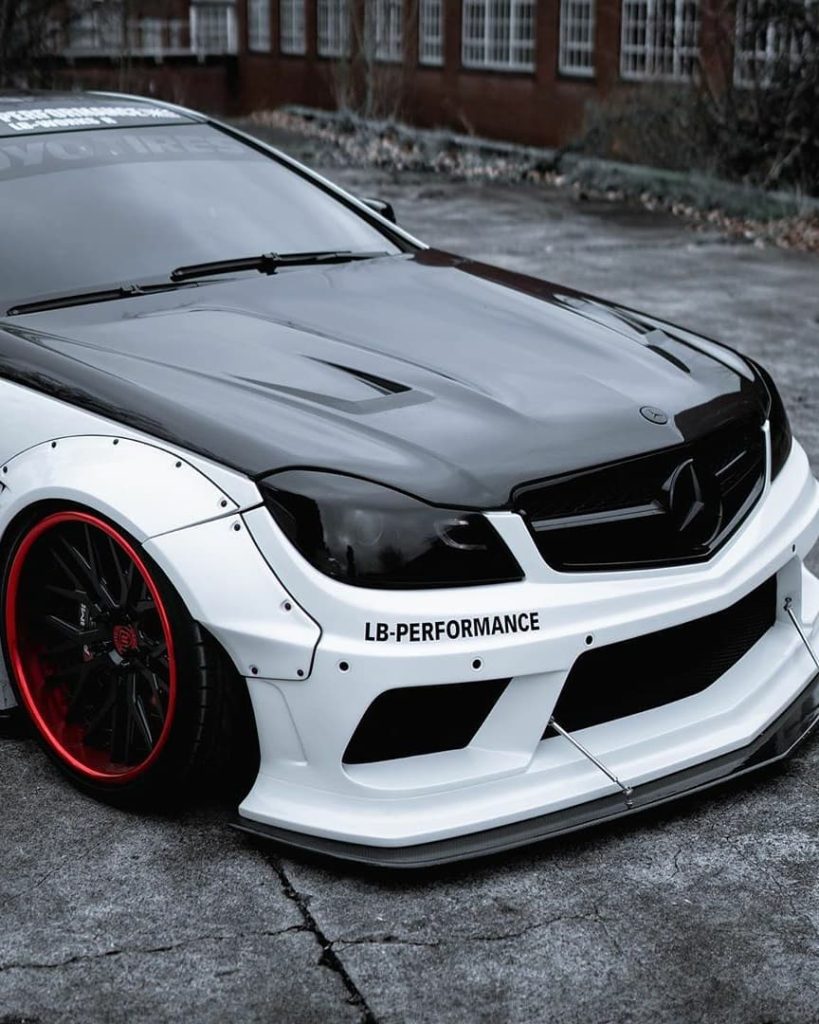 Liberty Walk Mercedes C63 Coupe