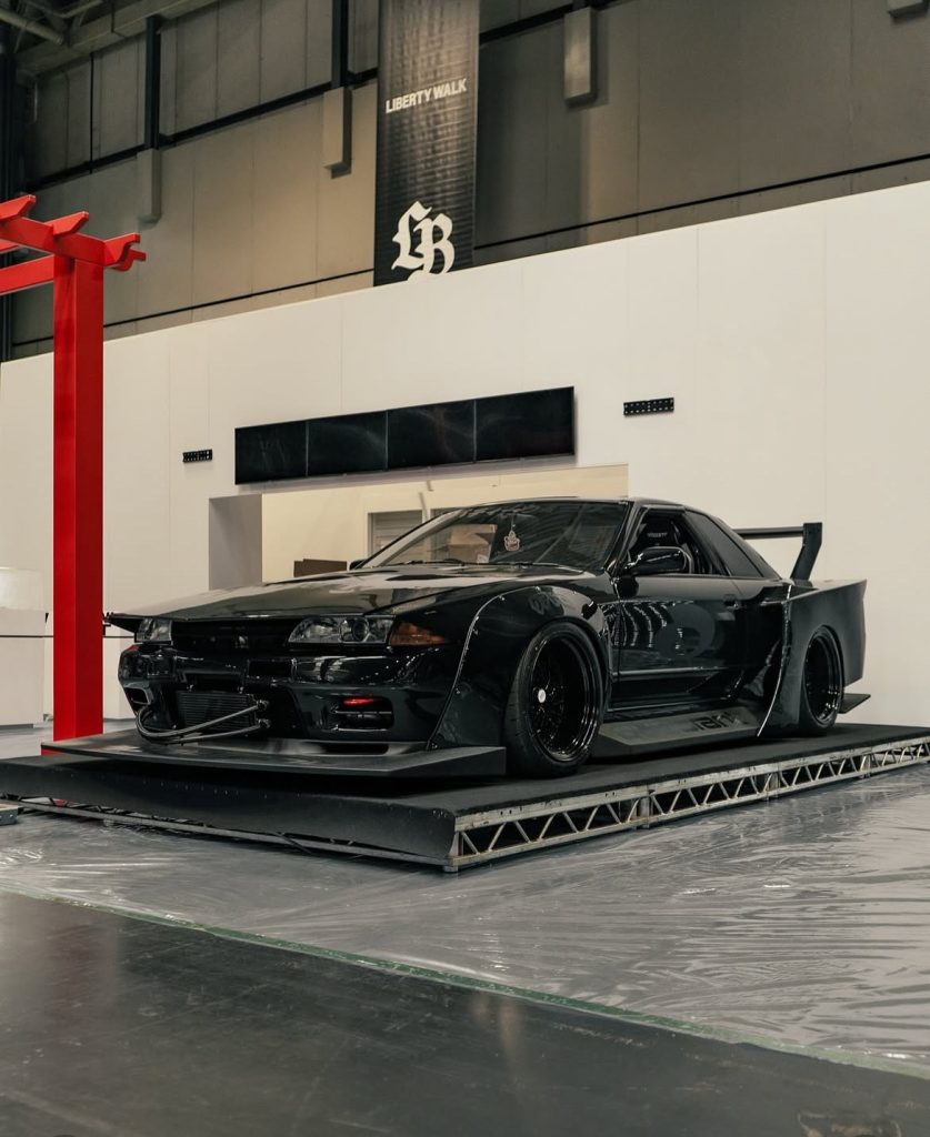 Liberty Walk Nissan R32 Widebody Kit