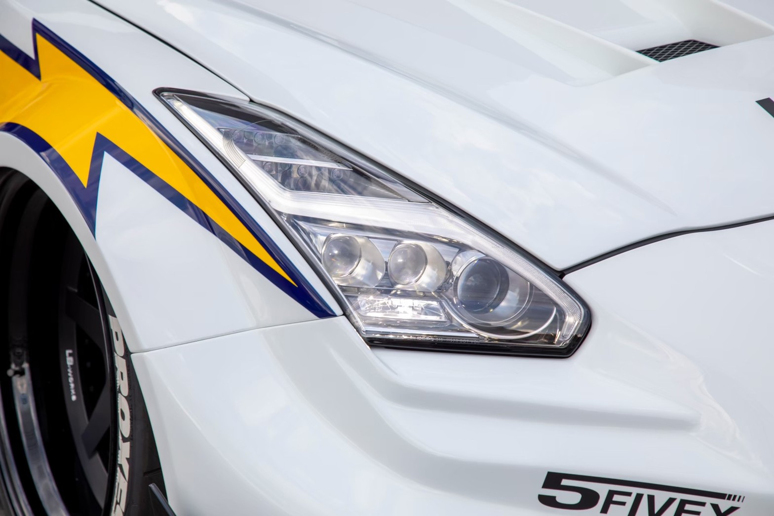 Liberty Walk SILHOUETTE WORKS GT-R Nissan R35