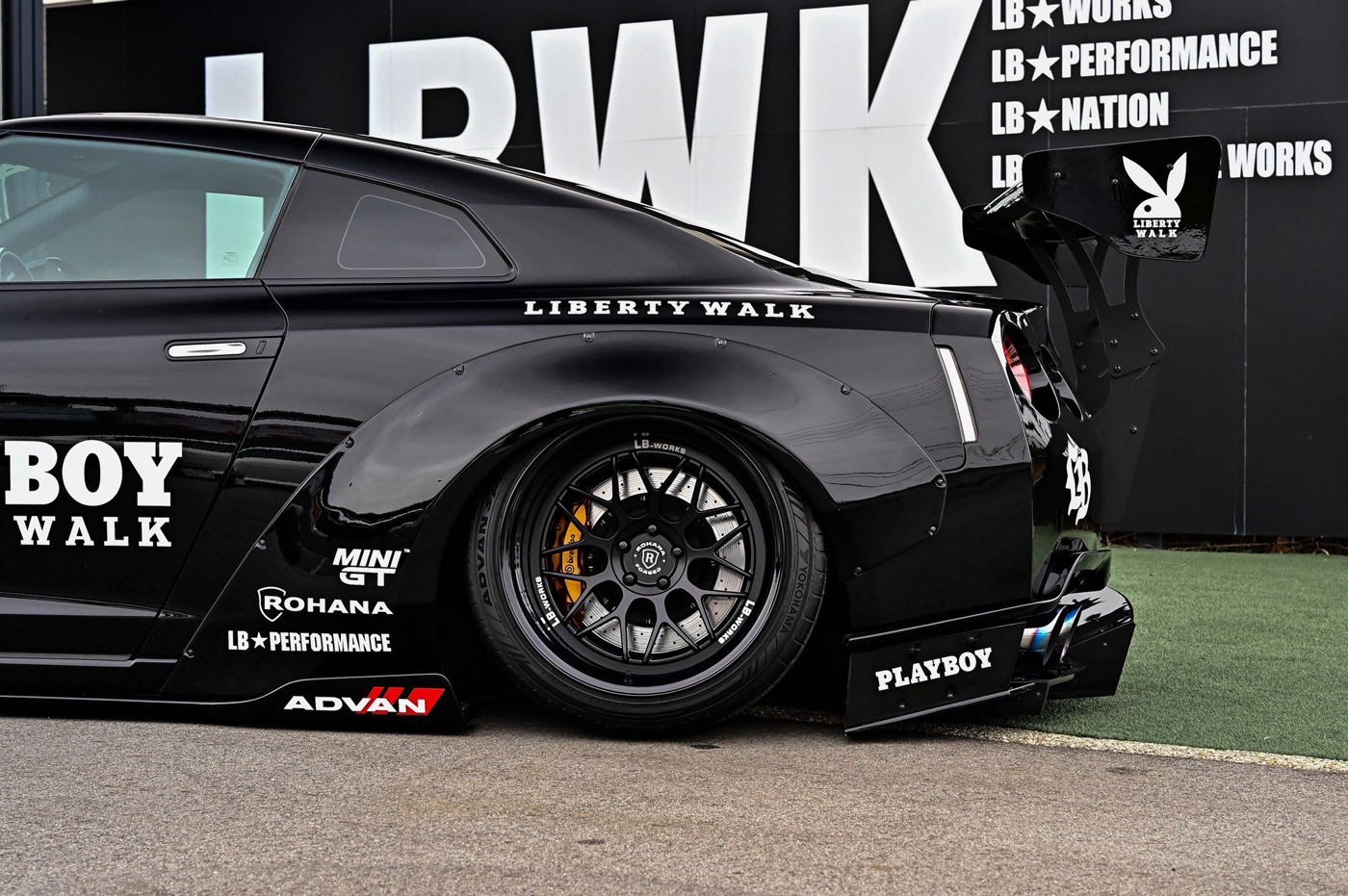 Liberty Walk, Type 2 LB-WORKS Nissan GT-R R35 Full Body Kit - PlayBoy